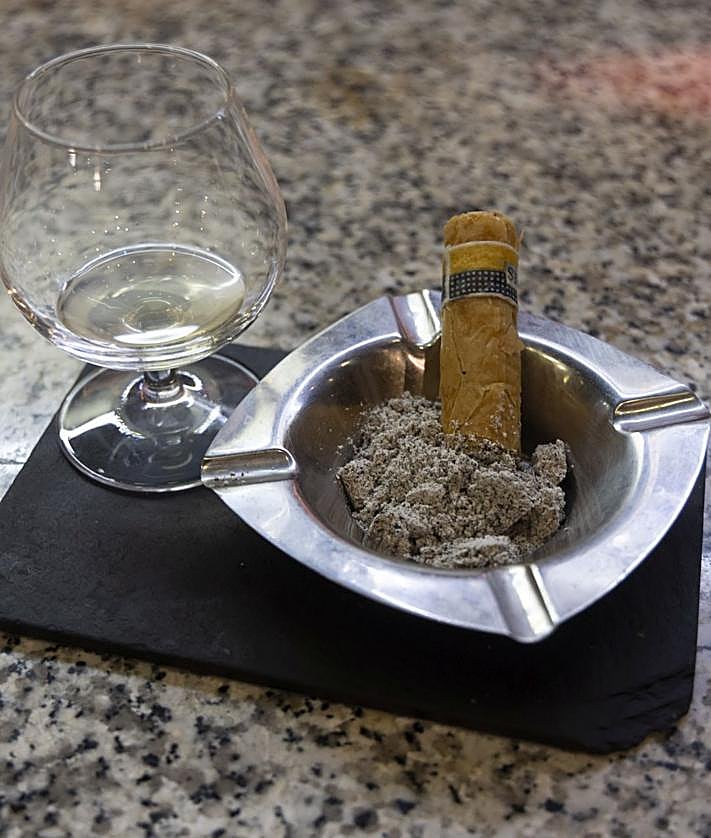 Imagen secundaria 2 - Patatas bravas de La Mejillonera y los pinchos 'Tigretostón' y 'Café, copa y puro' de Los Zagales.