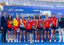 Alejandra, tercera por la izquierda, con sus compañeras de selección en el podio de campeonas.