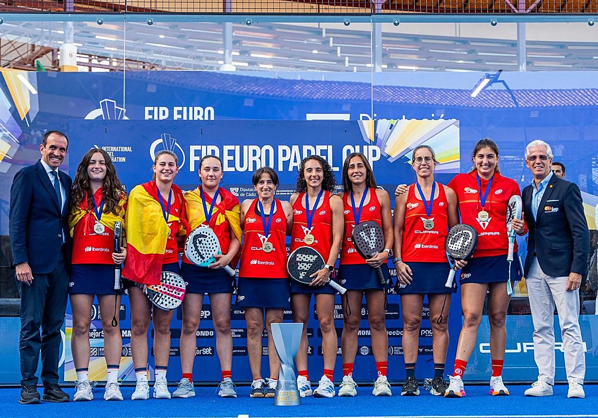 Alejandra, tercera por la izquierda, con sus compañeras de selección en el podio de campeonas.