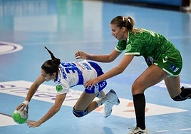 Monteagudo cae tras el empujón de una rival.