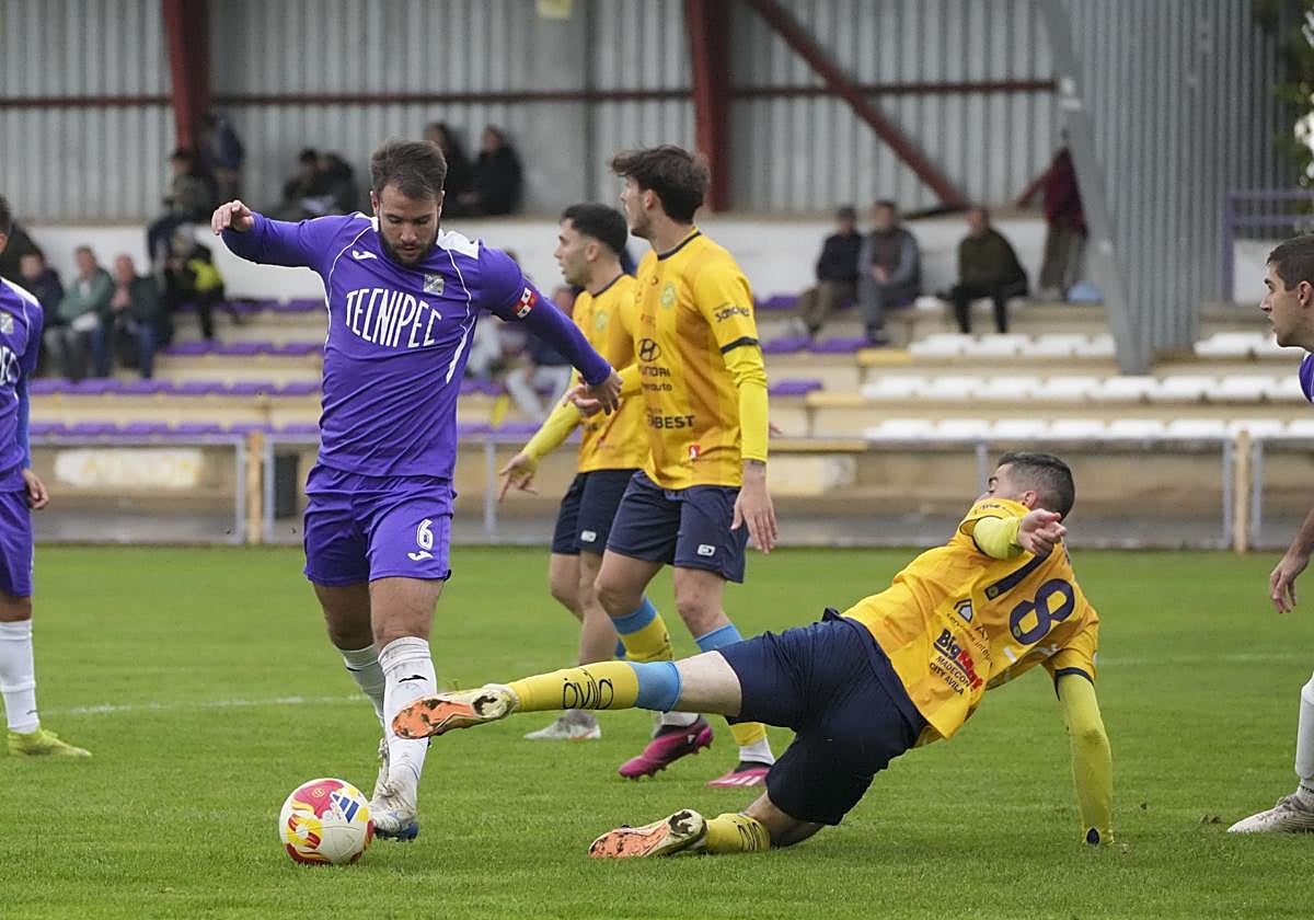 Kike Simal trata de llevarse un balón, este sábado en el Mariano Haro.
