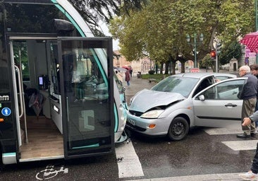 Herido un octogenario tras colisionar un coche y un bus urbano en San Pablo