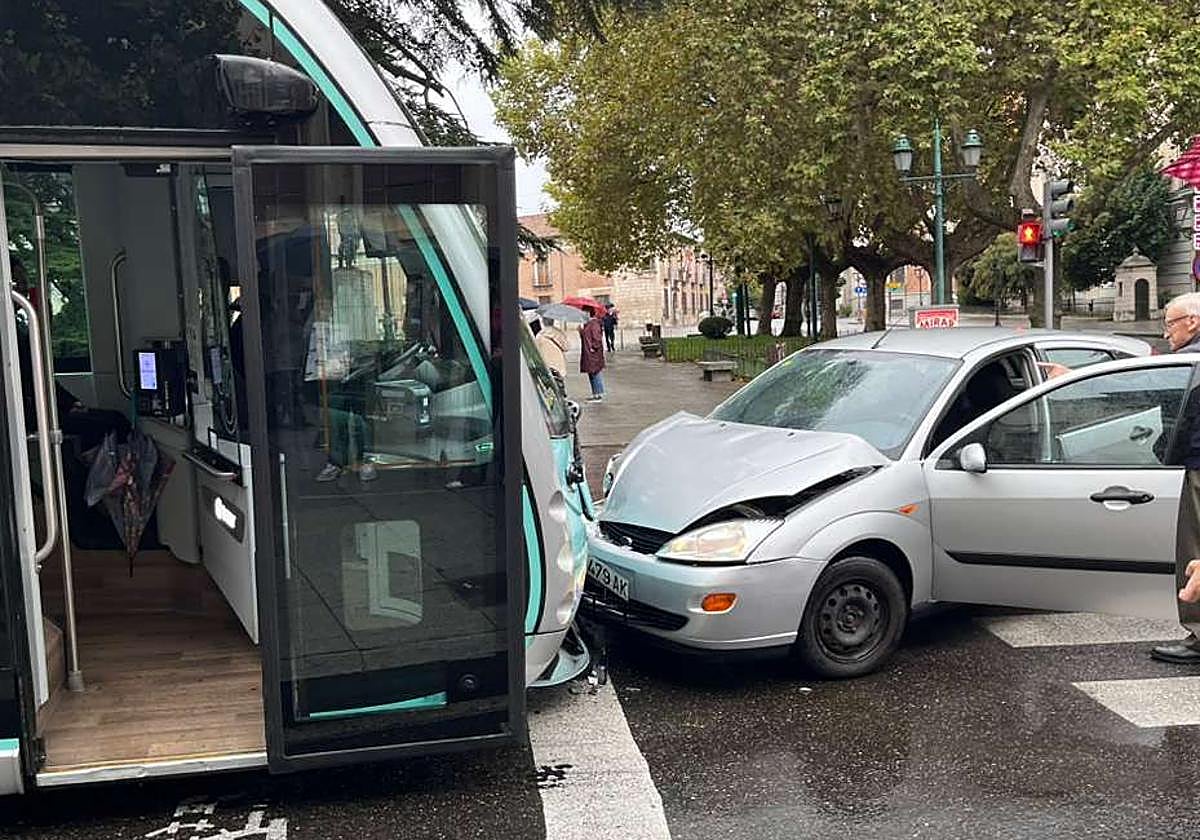Colisión entre un autobús urbano un coche en la plaza de San Pablo.