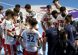 Los jugadores del Balonmano Nava hacen piña en un corrillo en torno al cuerpo técnico en un partido anterior fuera de casa.