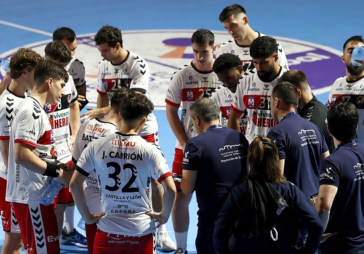 Los jugadores del Balonmano Nava hacen piña en un corrillo en torno al cuerpo técnico en un partido anterior fuera de casa.