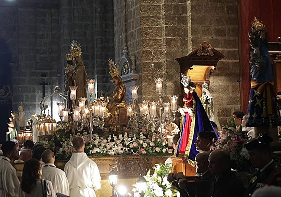 Las vírgenes, resguardadas en la Catedral por la lluvía caída este sábado en Valladolid