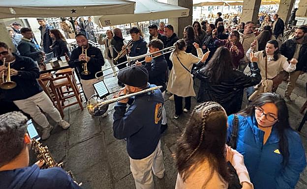 La charanga animó a los asistentes a la fiesta que se resguardaron en los soportales.
