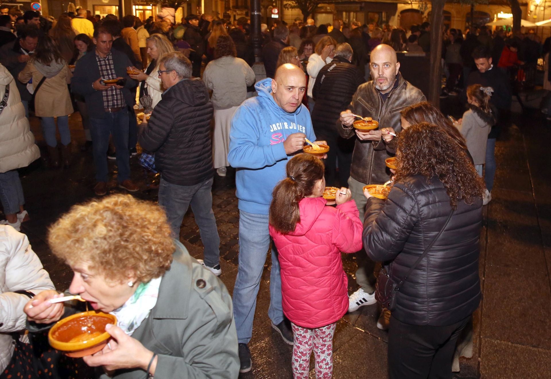 El prodigioso Paso de la Hoja y las sopas del santo, en imágenes
