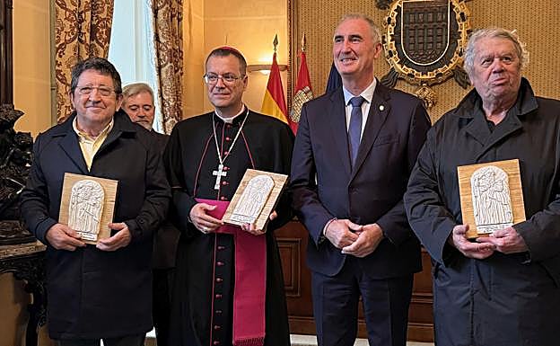 Antonio García Revilla (izq.); el obispo Jesús Vidal; el alcalde, José Mazarías, y el artista Mon Montoya, en la foto de familia de los premios.