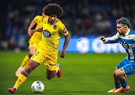 Peter Federico avanza con el balón ante Mella durante el Deportivo-Real Valladolid de este domingo en Riazor