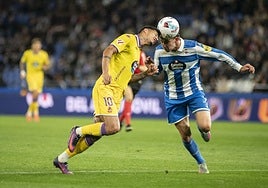 Marcos André se lleva el balón con la cabeza en la acción del penalti.