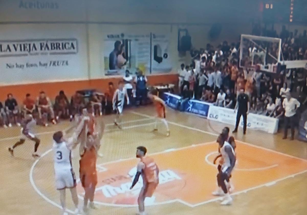 ¡El espectacular triple de Haney con falta que dio la victoria al UEMC en Morón!