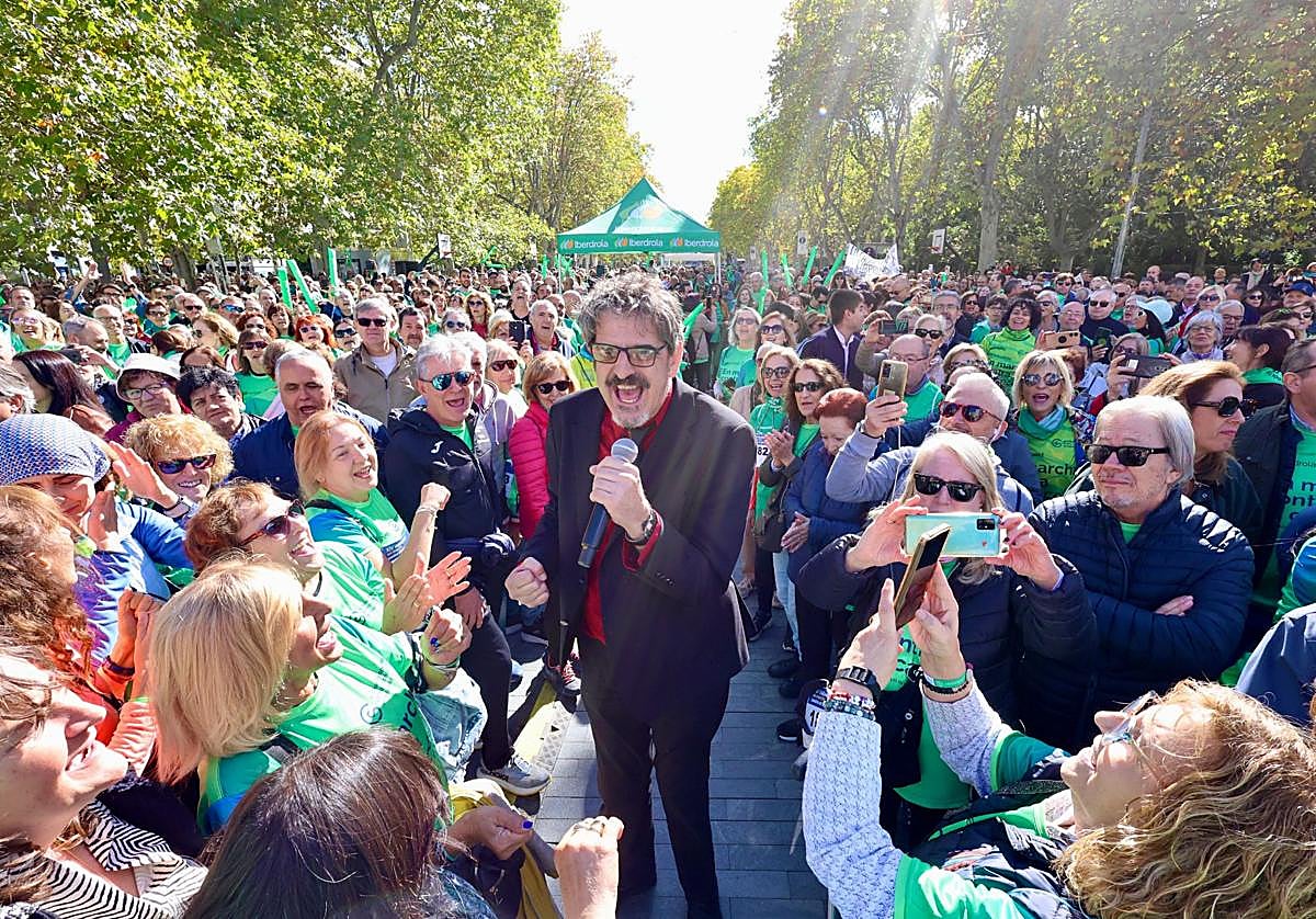 El público aclama a Javier Carballo, de Los Pichas, en la Acera de Recoletos tras la caminata solidaria.