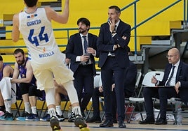 Natxo Lezkano observa una jugada.