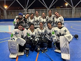 La plantilla de Las Panteras posa en la pista de Barcelona.