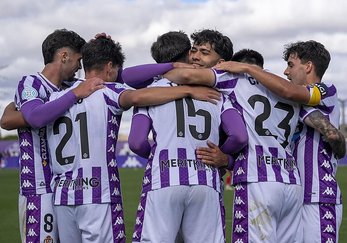 Celebración de los jugadores del filial de uno de los goles.