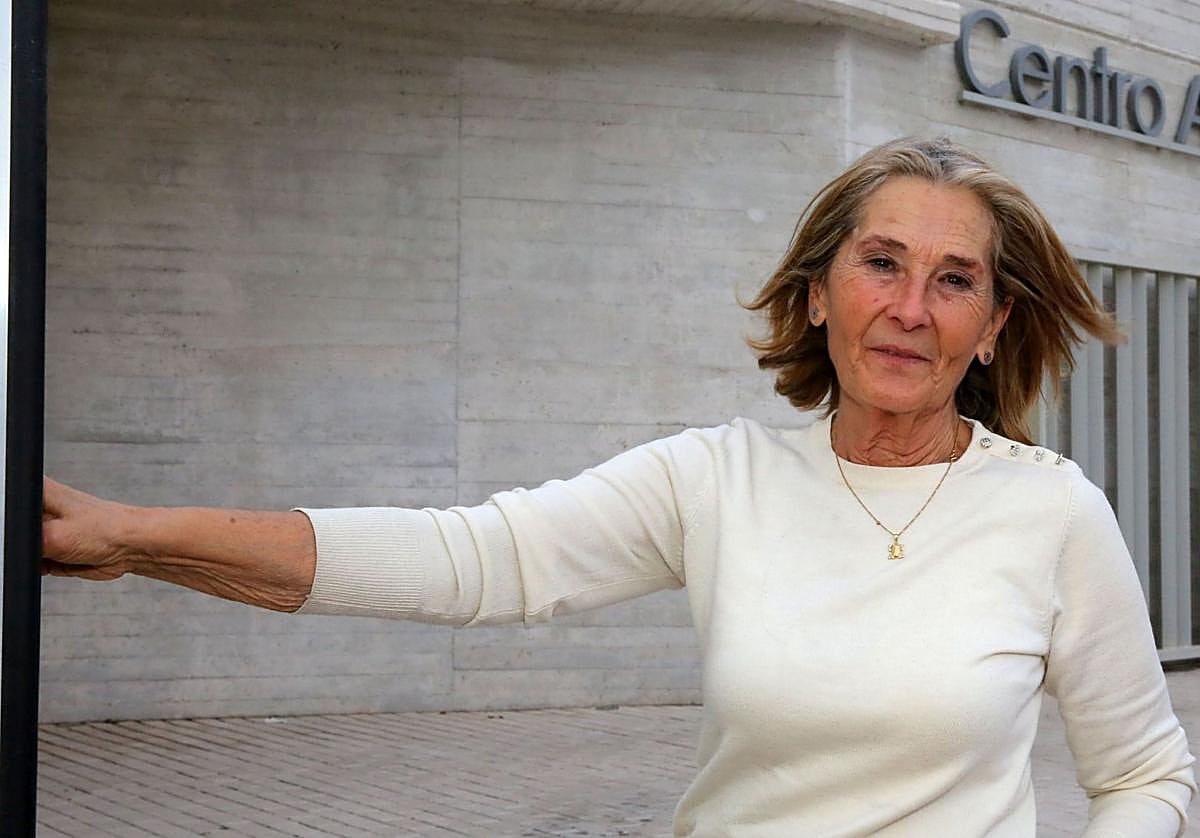 Isabel Miranda, apoyada en la puerta de entrada al centro de día de la Asociación de Alzhéimer en Segovia.