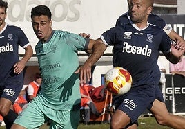 Álex Castro conduce el balón ante el Marino de Luanco en el último desplazamiento de su equipo.