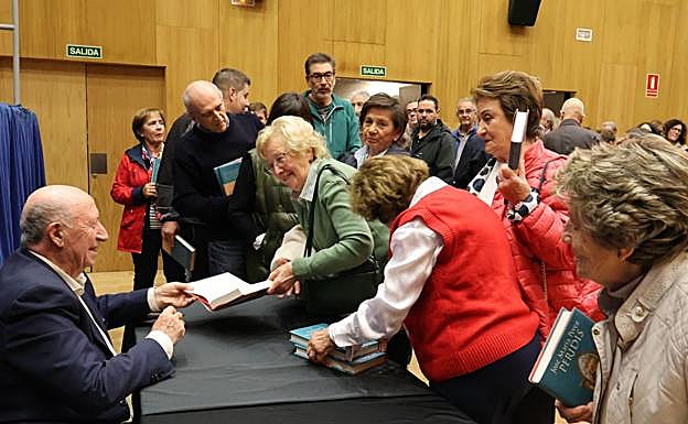 Peridis firma libros y saluda a los vecinos de la Montaña Palentina, el jueves en Aguilar.
