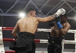 Imágenes del triunfo de Salvi Jiménez ante Ernesto Martínez en el combate disputado este sábado en el pabellón Pilar Fernández Valderrama
