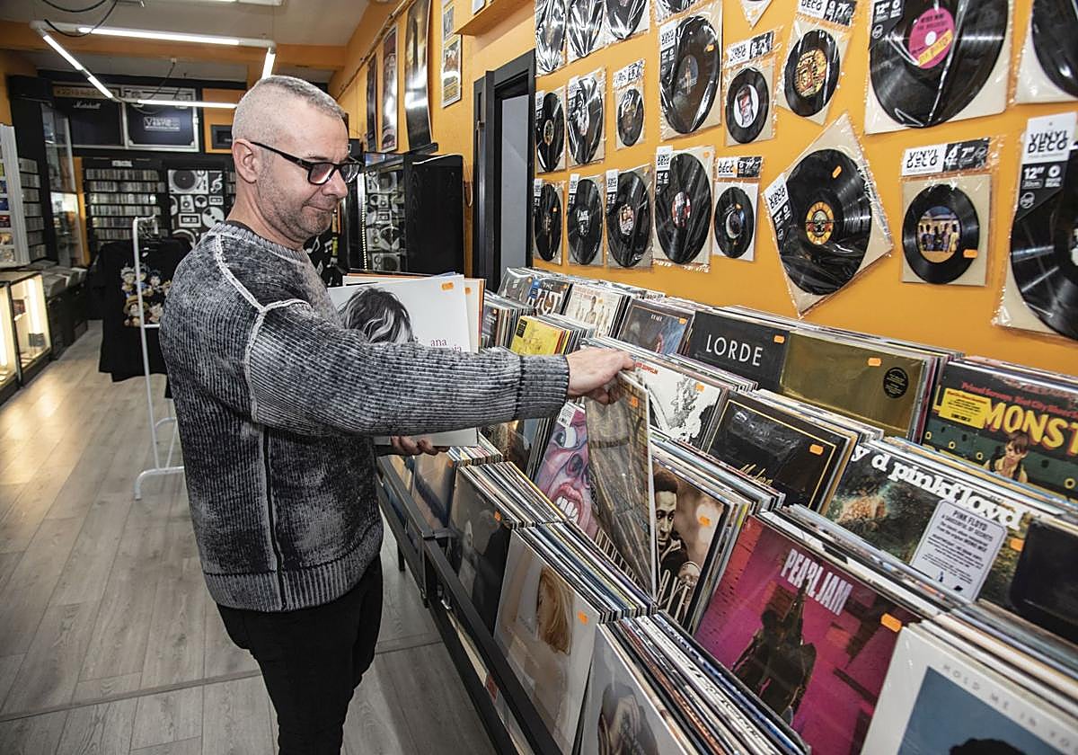 Iván Vacas, de Totem Vértigo, consulta unos vinilos en la tienda.