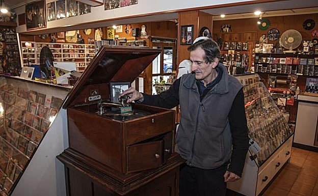 Pedro Rueda, junto a la tocadiscos antiguo en la tienda Nocturno de Segovia.