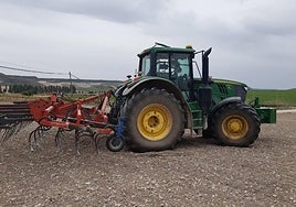 Un tractor con el arado en Villarmentero de Esgueva.