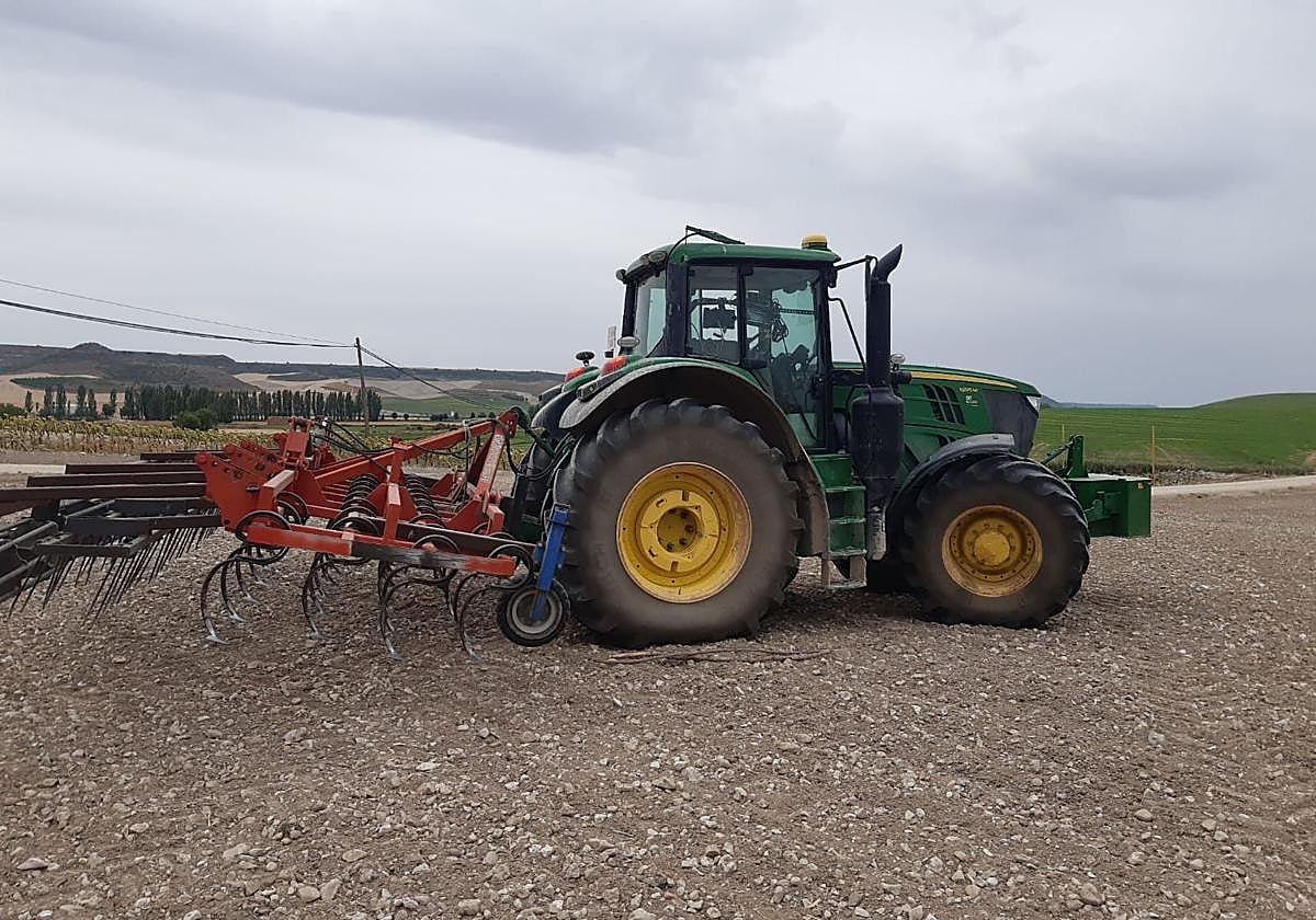 Un tractor con el arado en Villarmentero de Esgueva.