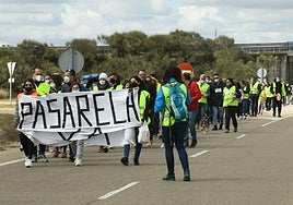 Protesta en Boecillo en 2022 para reclamar la construcción de la pasarela peatonal.