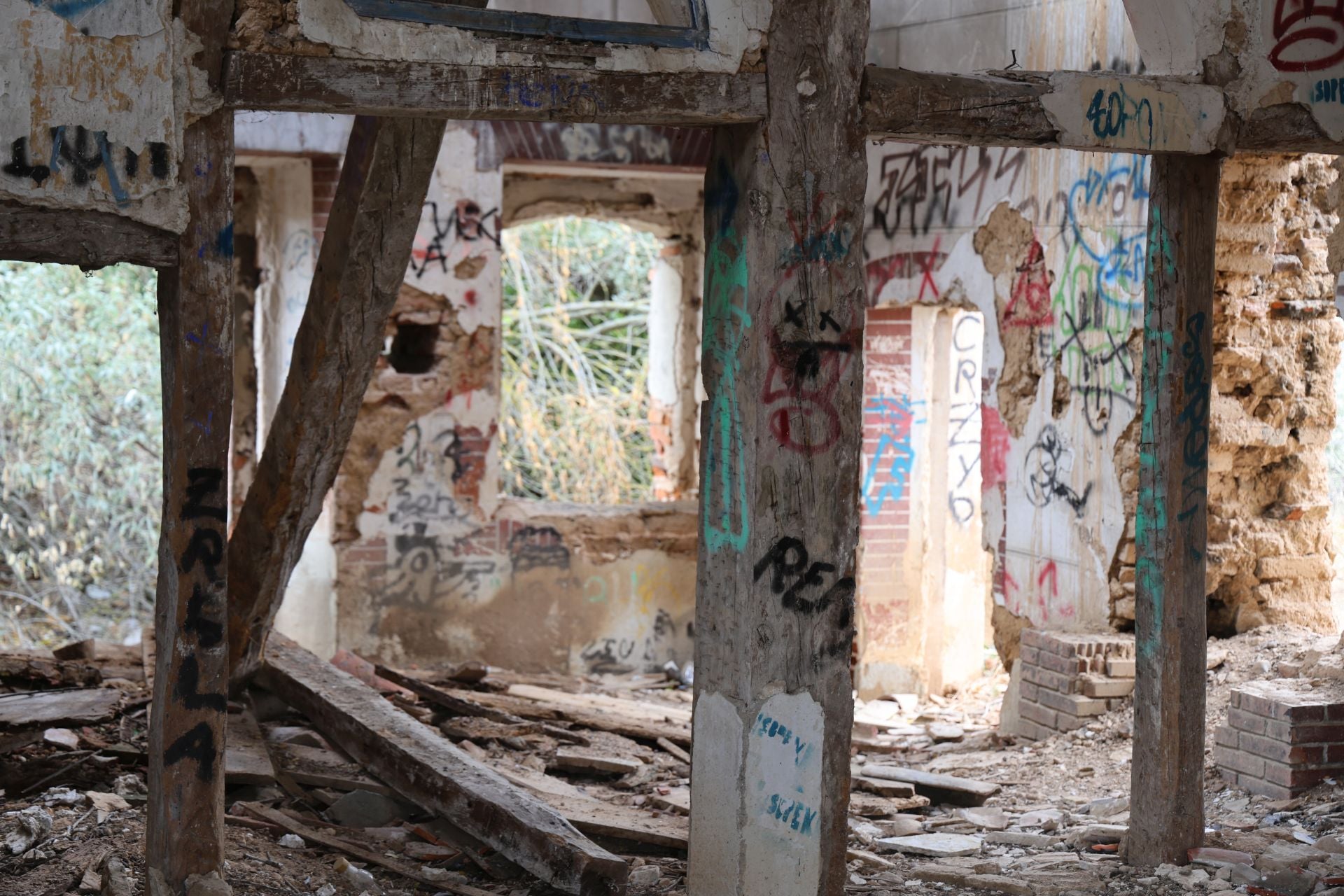 Interior actual del inmueble abandonado conocido como la casa de los cadáveres de Valladolid.