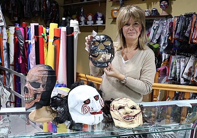 Patricia Guerra con las máscaras que se llevarán durante este Halloween.