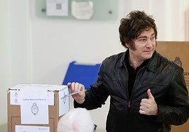 El presidente de Argentina, Javier Milei, reacciona durante su votación este domingo,