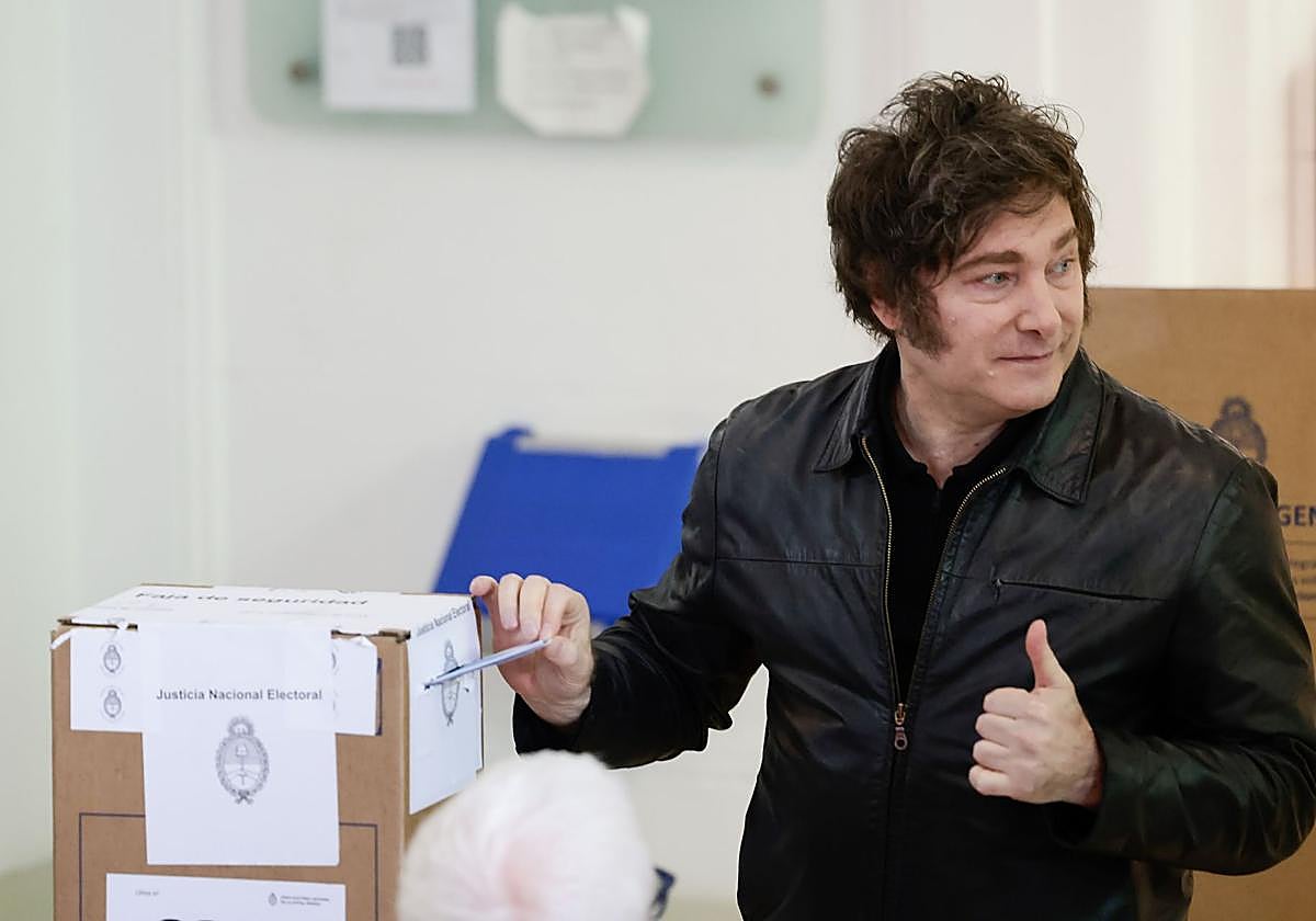 El presidente de Argentina, Javier Milei, reacciona durante su votación este domingo,