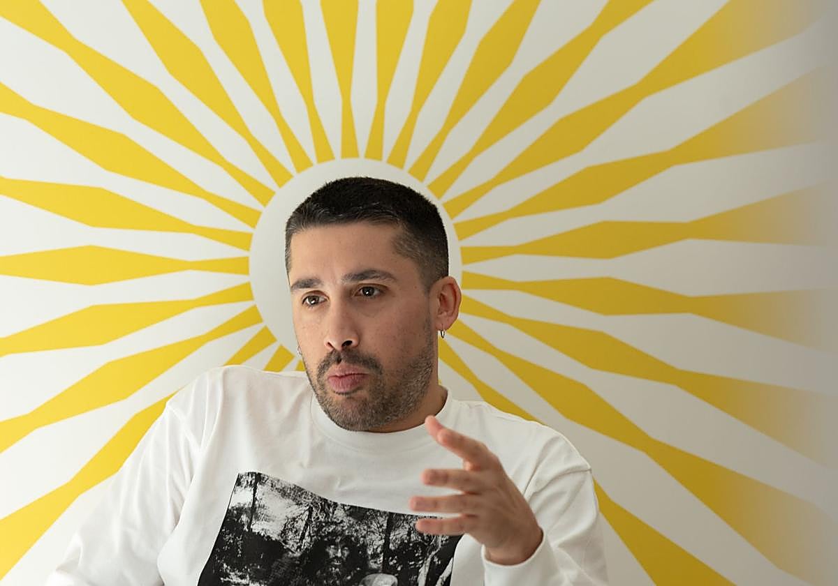 El elenco de 'Lionel' y su director, Carlos Saiz.