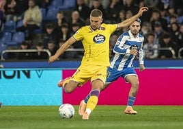 Biuk arma el pie en Riazor para disparar a portería.