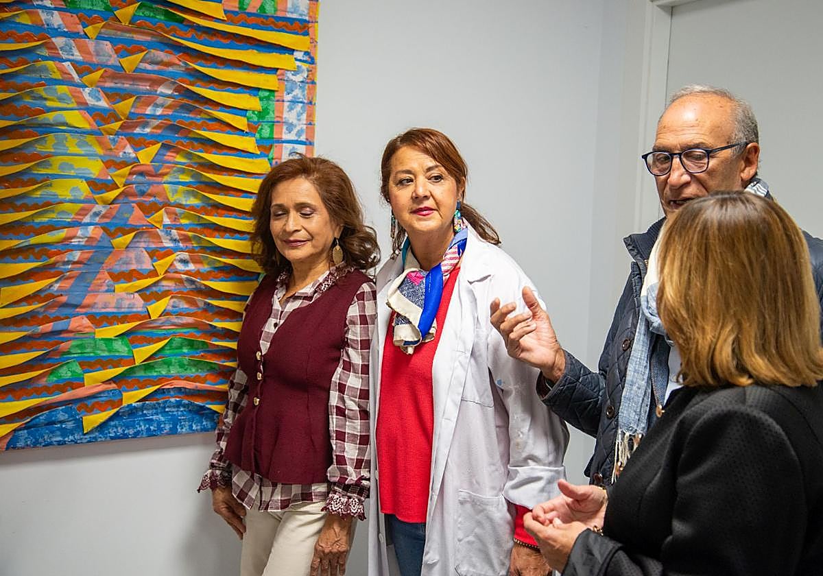 Artistas de Thieldón explican sus creaciones a la presidenta de la Asociación del Cáncer de Palencia.