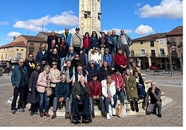 Peregrinos y hospitaleros se hicieron la foto de familia junto al rollo de Villalón el último día del encuentro.