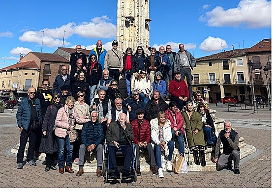 Peregrinos y hospitaleros se hicieron la foto de familia junto al rollo de Villalón el último día del encuentro.