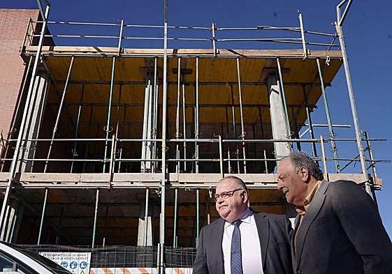 El consejero de Sanidad, Alejandro Vázquez (izquierda), visitó este lunes las obras de reforma del centro de salud de Laguna de Duero.