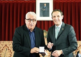 Conrado Íscar entrega el galardón a Leo Harlem.