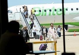 Llegada al aeropuerto de Valladolid de un vuelo de Binter, una de las dos únicas compañías con rutas regulares desde Villanubla.