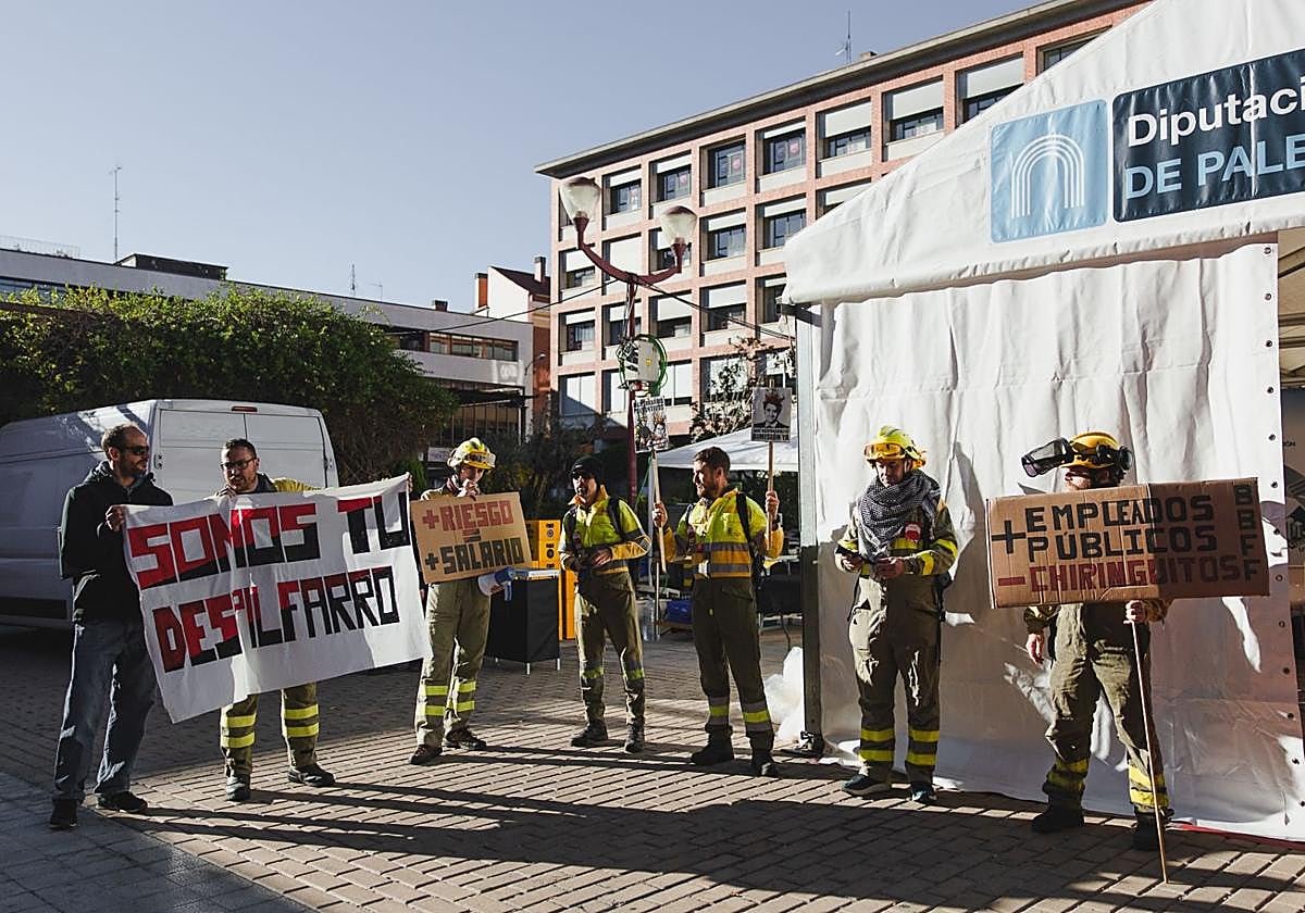 Protesta de los bomberos forestales ante la llegada del consejero Quiñones.