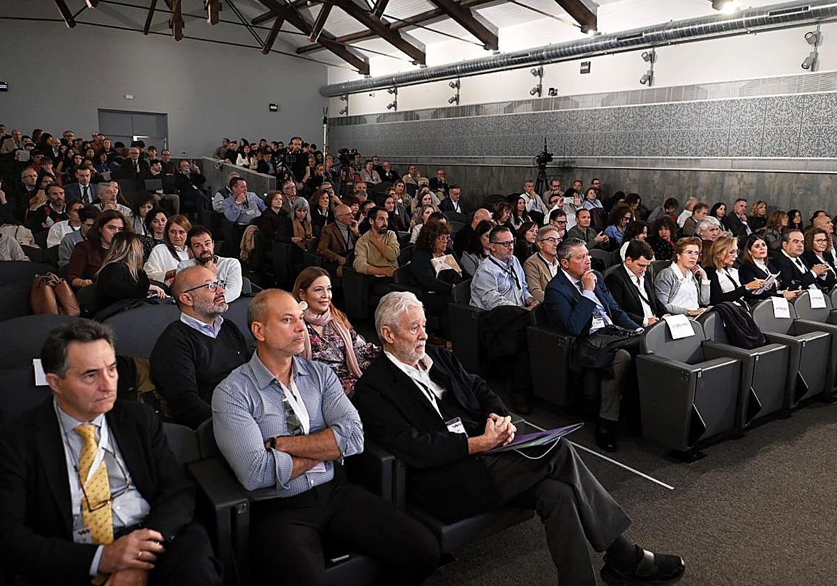 El arquitecto y urbanista Fernando Prats, tercero por la izquierda, entre un auditorio repleto.