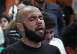 ani Alves rezando en la Iglesia de Elim en Girona.