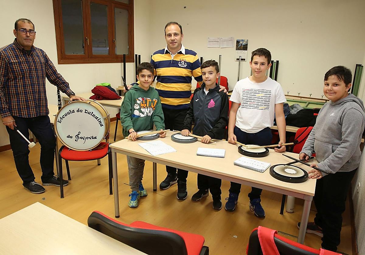 Profesores y alumnos en la Escuela de Dulzaina de Segovia.