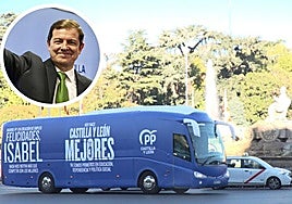 El autobús del PP de Castilla y León circula junto a La Cibeles. En detalle, Fernández Mañueco este lunes.