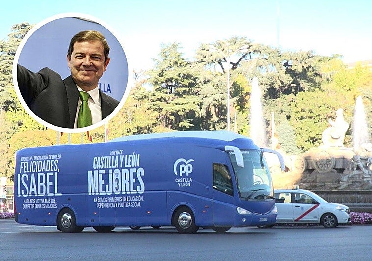 El autobús del PP de Castilla y León circula junto a La Cibeles. En detalle, Fernández Mañueco este lunes.