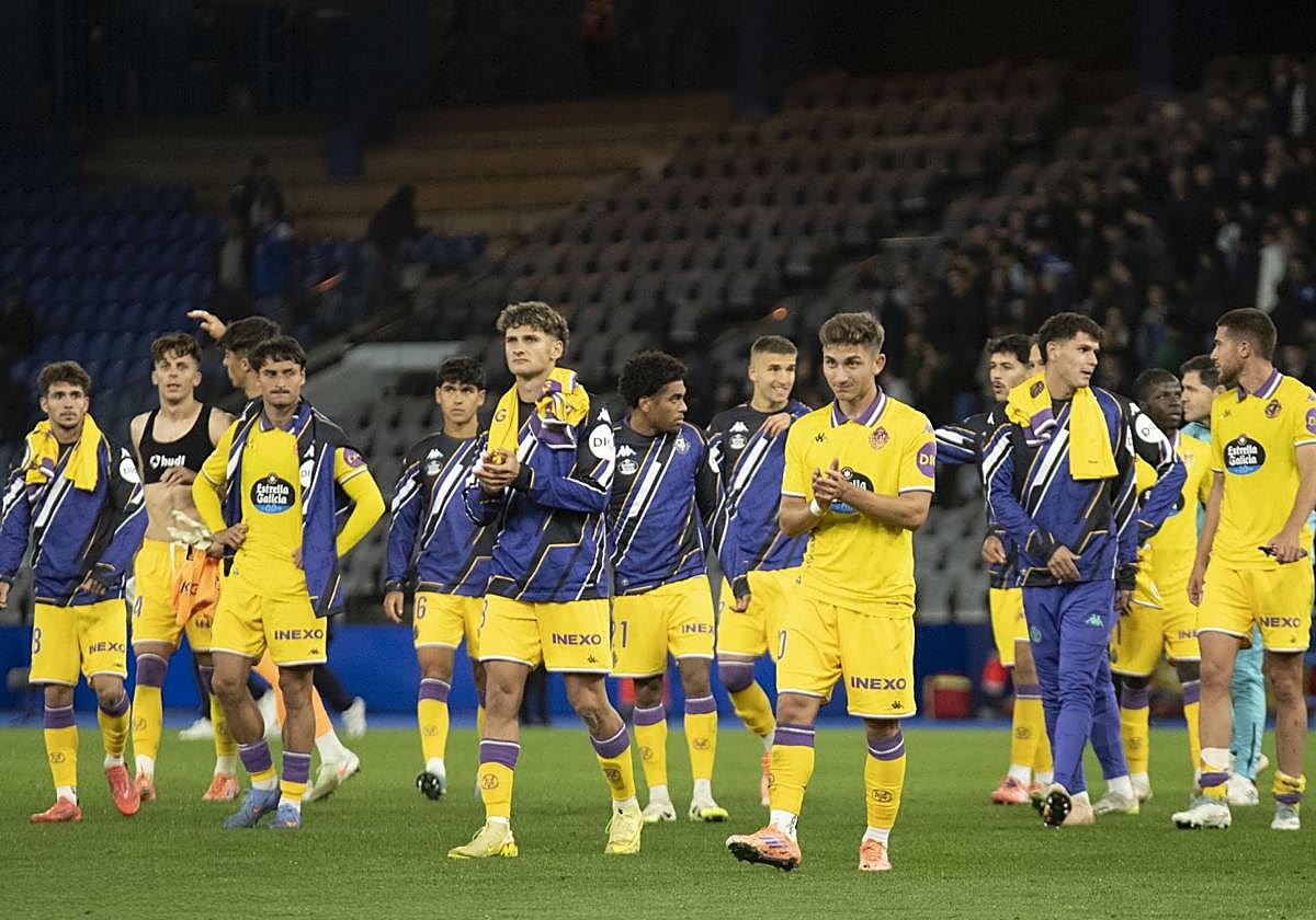 Los jugadores se dirigen a la grada de los aficionados blanquivioletas.