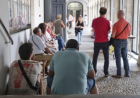 Colas en el edificio municipal de San Benito el pasado agosto por la tasa de basura.
