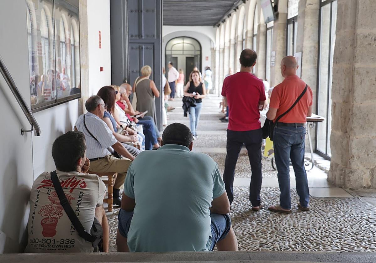 Colas en el edificio municipal de San Benito el pasado agosto por la tasa de basura.